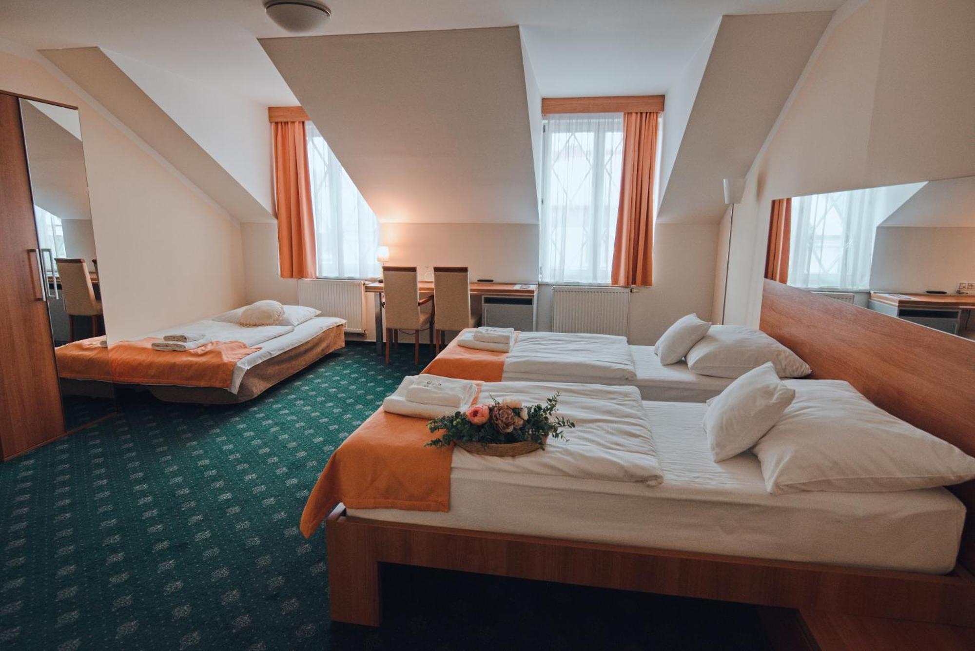 Hotel Grand Hradec Králové Kültér fotó